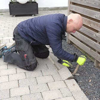 Fliserne skrider: Fjern de fliserækker, der ligger skævt Fliserne skrider: Fjern de fliserækker, der ligger skævt